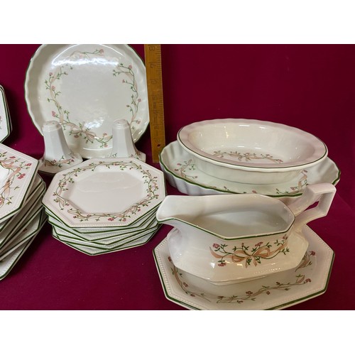 264 - An 'Eternal Beau' dinner set comprising 6 x dinner plates, 6 x side plates, 6 x soup bowls, 5 x serv... 