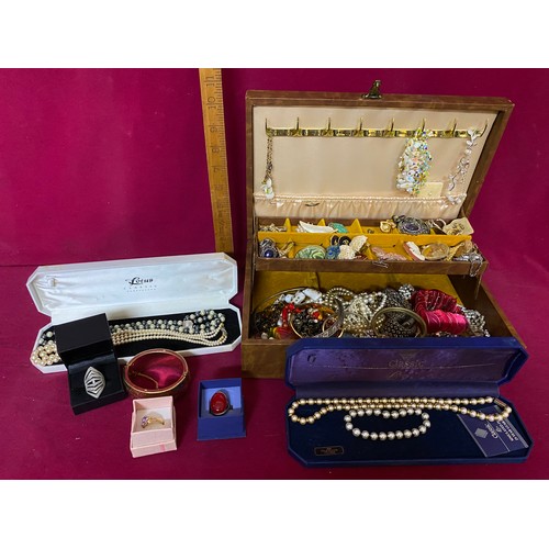 170 - Vintage leather jewellery case with jewellery from Monet and others in 18ct rolled gold, silver and ... 