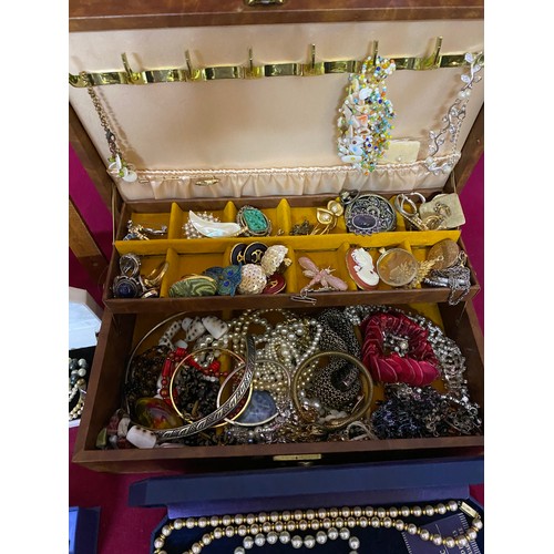 170 - Vintage leather jewellery case with jewellery from Monet and others in 18ct rolled gold, silver and ... 