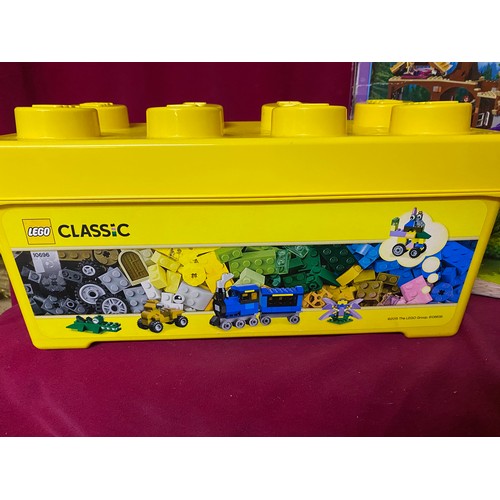 415 - Box of assorted lego items