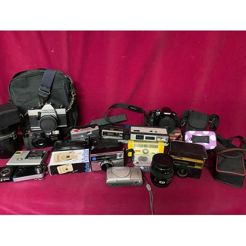 423 - Selection of camera's including vintage, 35mm, digital and accessories.