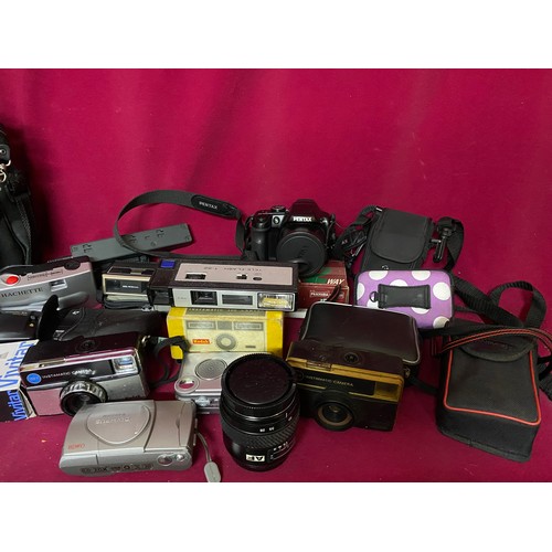 423 - Selection of camera's including vintage, 35mm, digital and accessories.