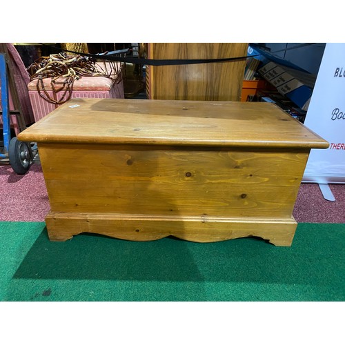 432 - Pine bedding box measuring 92 x 48 43 cms tall