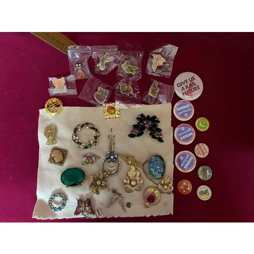 268 - Selection of brooches and pin badges including 7 x Roald Dahl badges and a golly badge