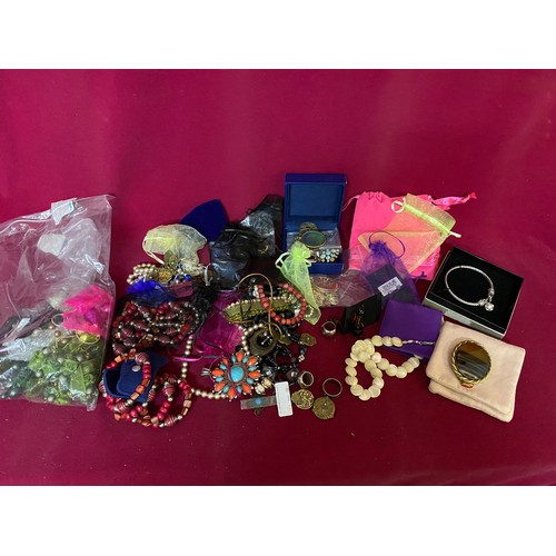 20 - Box of vintage costume jewellery.