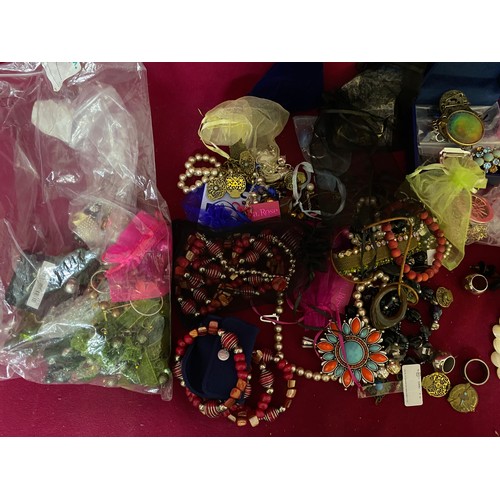 20 - Box of vintage costume jewellery.