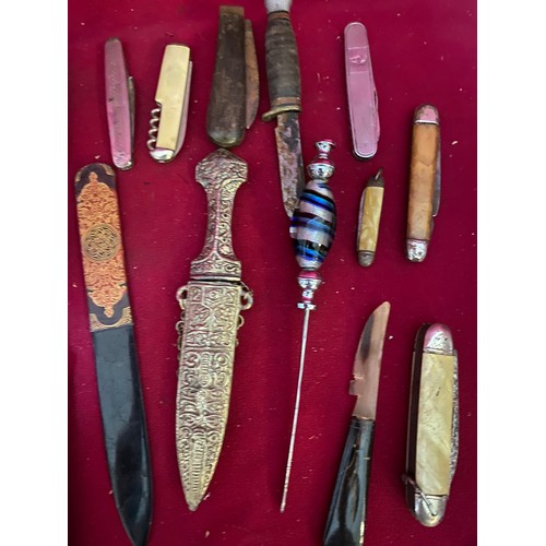 36 - Collection of vintage knives and penknives.