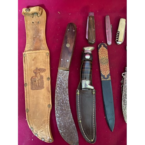 36 - Collection of vintage knives and penknives.