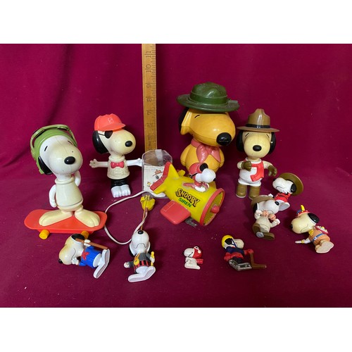 213 - Collection of 10 x vintage Snoopy figures including a snoopy bicycle siren