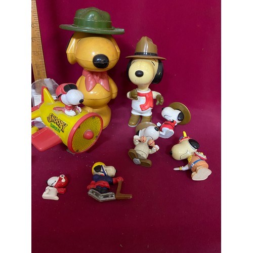 213 - Collection of 10 x vintage Snoopy figures including a snoopy bicycle siren