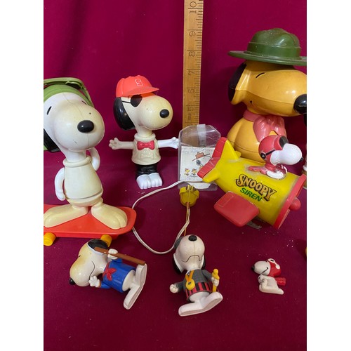 213 - Collection of 10 x vintage Snoopy figures including a snoopy bicycle siren