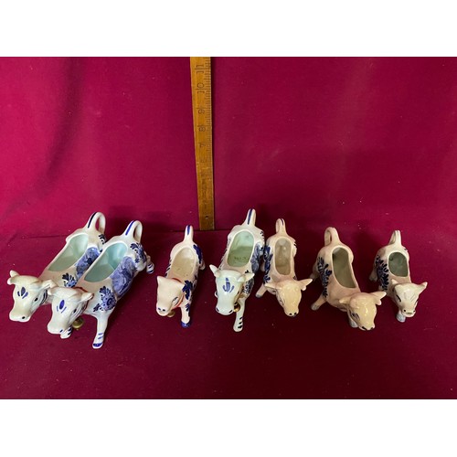 221 - Collection of 7 x cow creamers in Delft blue and white colours