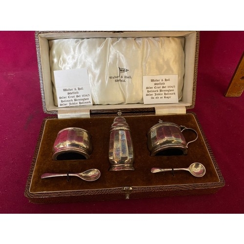 111 - Walker and Hall Sheffield hallmarked silver cruet set 1934/5 in original box