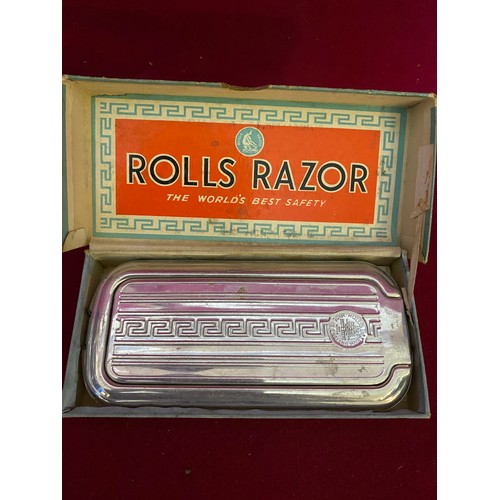 67 - Collection of vintage razors