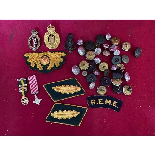 70 - Collection of Military patches, badges and Buttons