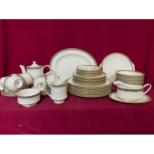 Kensington Dinner service from Paragon comprising of meat platter, 8