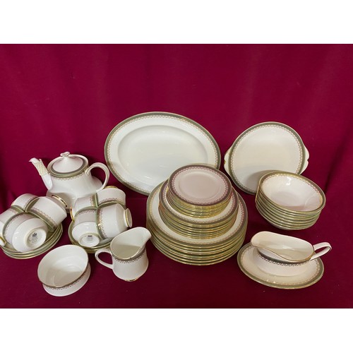 Kensington Dinner service from Paragon comprising of meat platter, 8