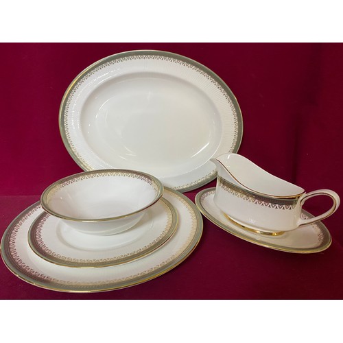 Kensington Dinner service from Paragon comprising of meat platter, 8