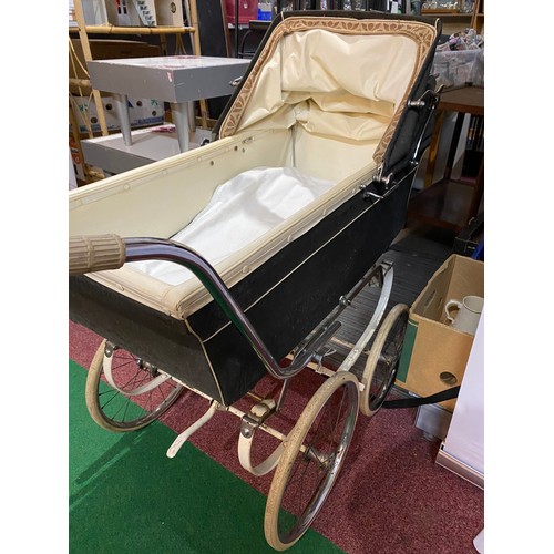 Vintage Marmet pram with spring chassis. No apron