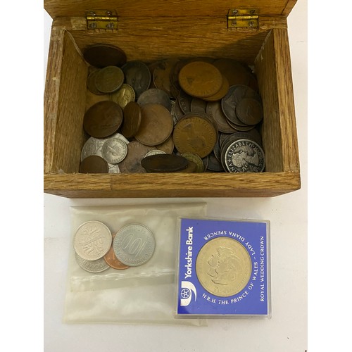 127 - Box of assorted coins