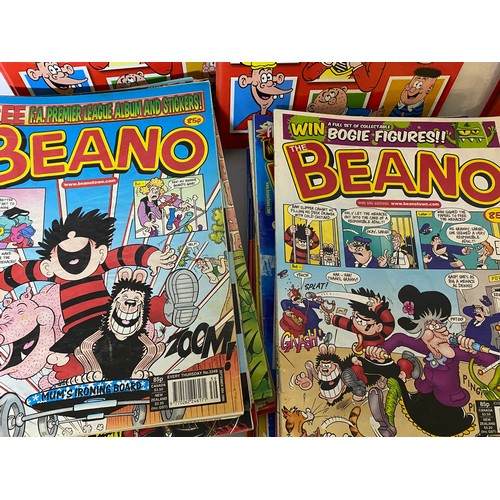 196 - Box of Beano comics and 4 x storage binders