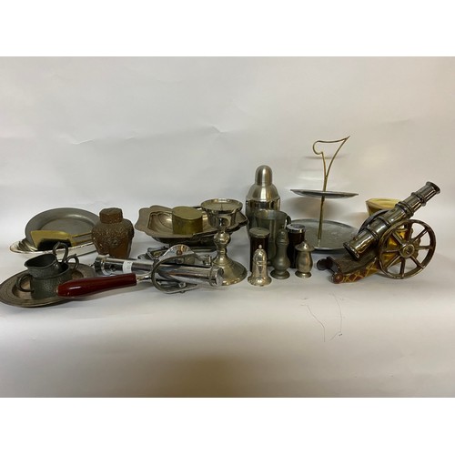 216 - Selection of brass and metalware.