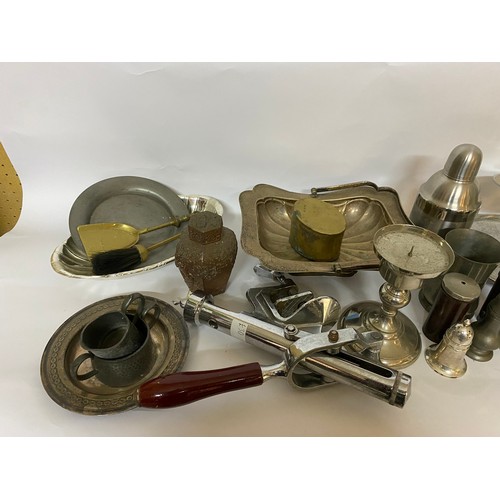 216 - Selection of brass and metalware.