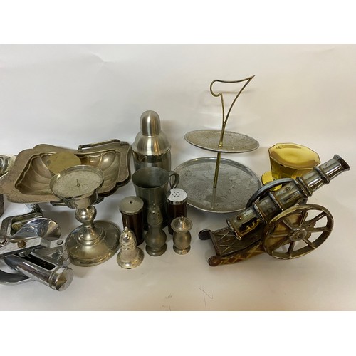 216 - Selection of brass and metalware.