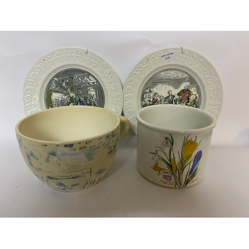 228 - 2 x Charles Dickens collectable plates and 2 planters including a Portmerion planter measuring 13 cm... 