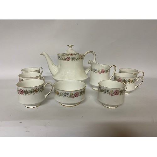 Selection of Royal Albert Belinda comprising teapot, 6 x cups, milk jug ...