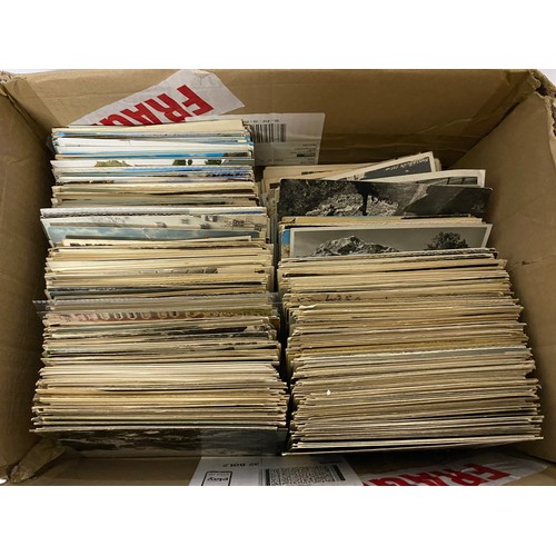 14 - Box of approximately 600 vintage postcards.