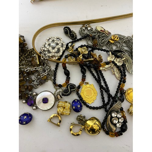 60 - Collection of costume jewellery