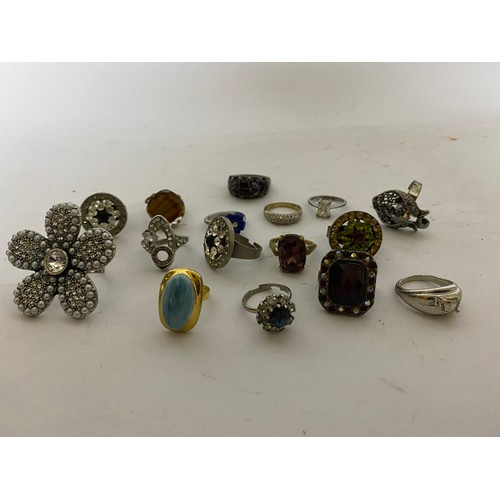 78 - Collection of costume jewellery rings.