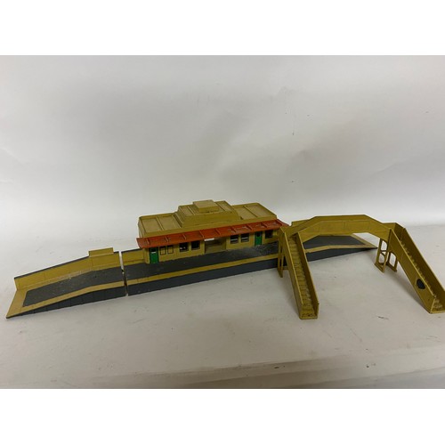 442 - A metal Hornby Dublo station platform, bridge, 2 x buffers,a Crescent signal changer and selection o... 