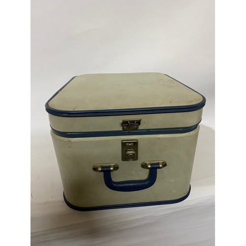 449 - Vintage wig travel case