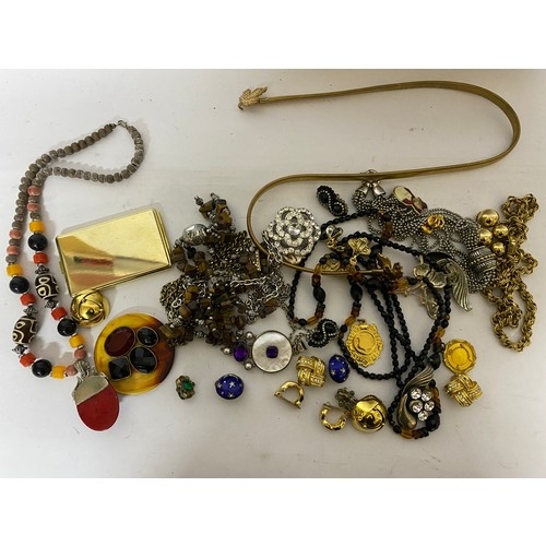 60 - Collection of costume jewellery