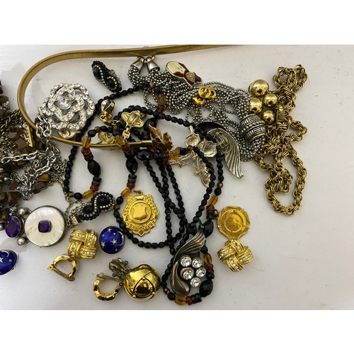 60 - Collection of costume jewellery