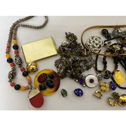 60 - Collection of costume jewellery