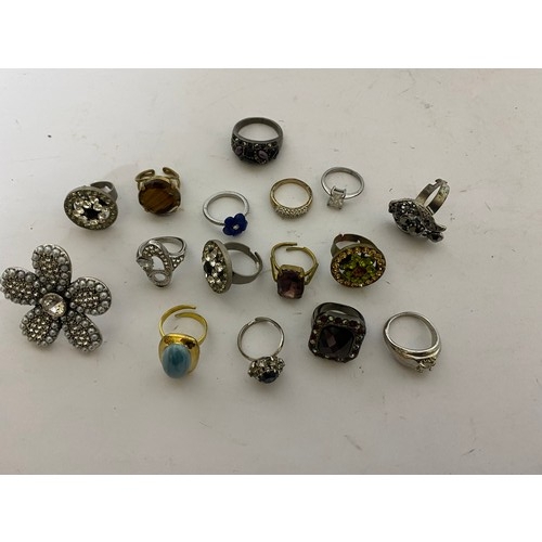 78 - Collection of costume jewellery rings.