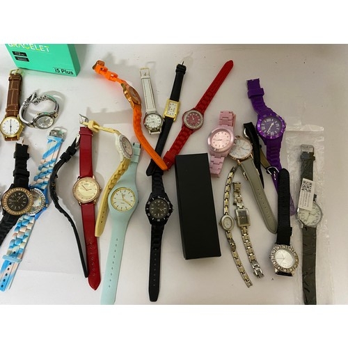 304 - Large selection of gents and ladies watches.