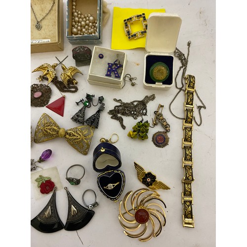 104 - Selection of costume jewellery