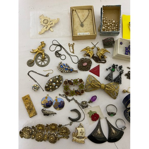 104 - Selection of costume jewellery