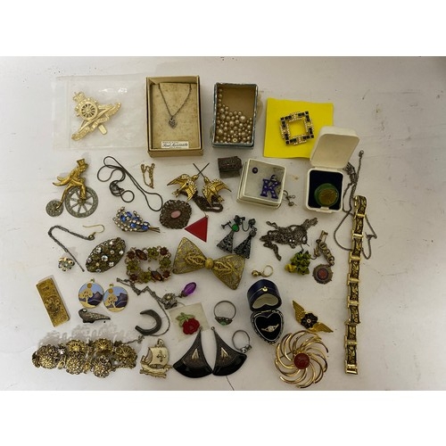 104 - Selection of costume jewellery