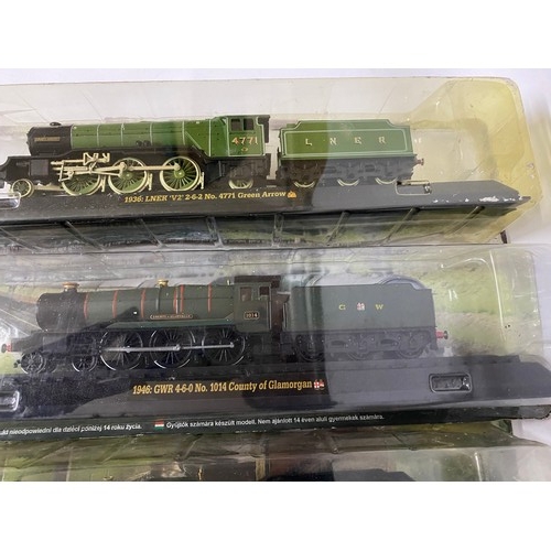 524 - 5 x model trains