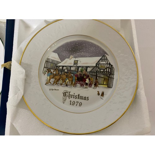 601 - Royal Worcester cake plate and 1979 Christmas plate