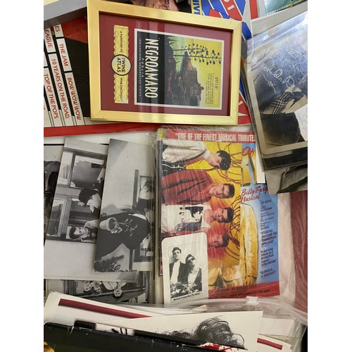 552 - Collection of music, film and TV memorabilia.