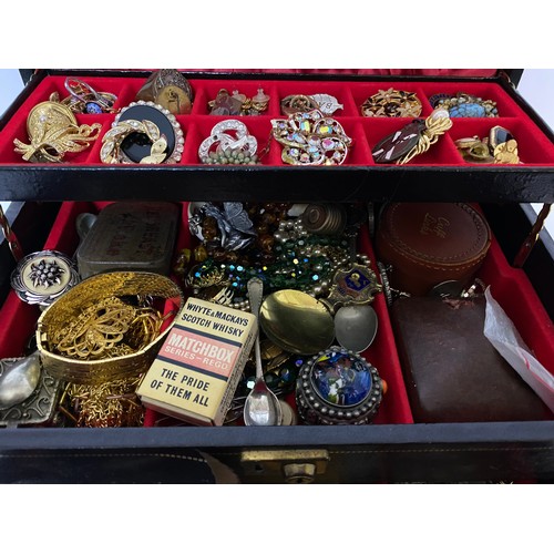 722 - Large jewellery box containing vintage costume jewellery and curios