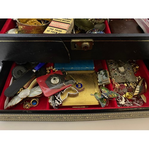 722 - Large jewellery box containing vintage costume jewellery and curios