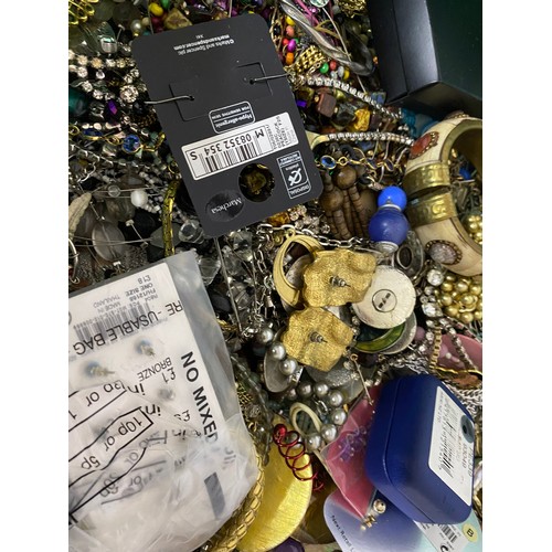 723 - Large selection of approximately 17 kg of costume jewellery