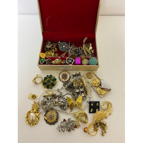 726 - Small jewellery box containing a selection of vintage costume jewellery, brooches, rings etc